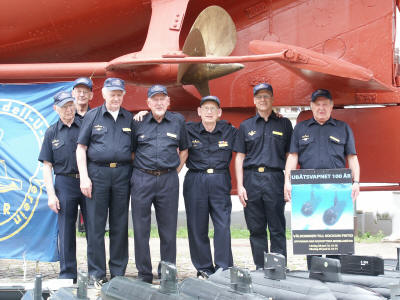 Delar av guidestyrkan vid Ubåtsvapnets 100 års jubileum. I fonden radiostyrda ubåtar från tyska modellklubben Sonar e.V. Foto U3 arkiv.