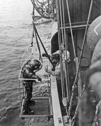 The Belos I with a diver. In the background the rescue bell, 1947