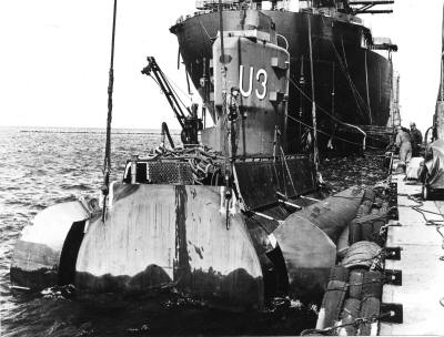 Submarine U3 mid section to be lifted ashore.